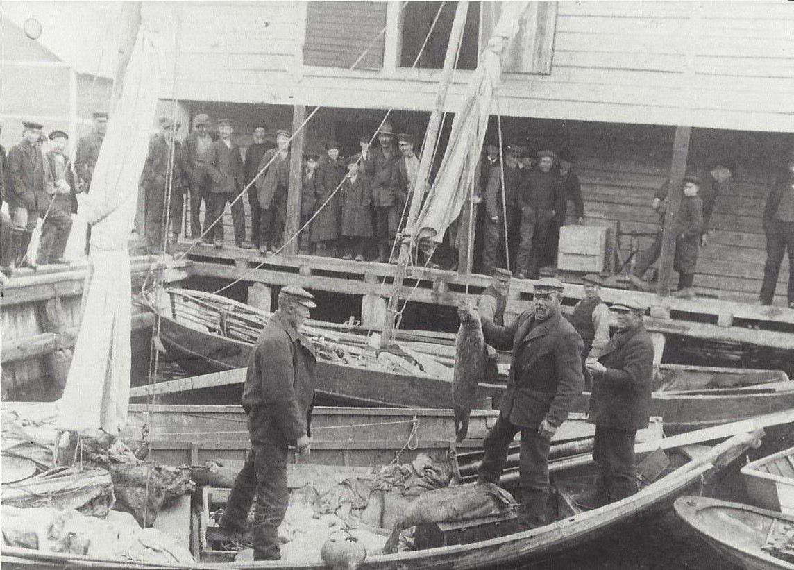 I Hudiksvall 1916. Björkösäljägarna, bröderna Erik Strahl & Emil Ström samt Emils svåger Anton Nygård som senare flyttade till Voitby. foto ägare Marita Westergård.